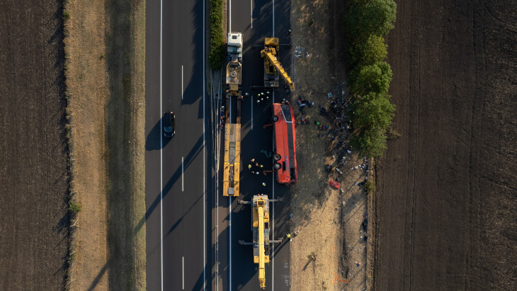 Buszkataszrófa: eljárás indult a sofőr ellen, halálos tömegszerencsétlenség gondatlan okozásával vádolják