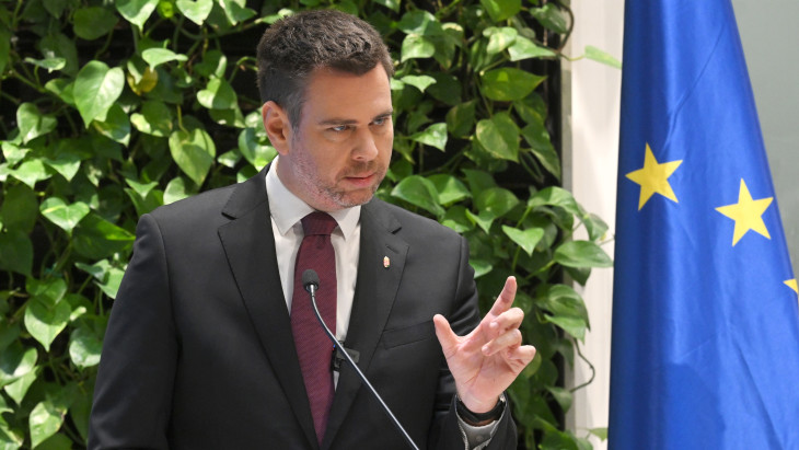 Vitézy Dávid: a kormány büntetőfeljelentést tesz Mészáros és Szíjj ellen - "A hűtlen kezelés körülményei fennállnak"