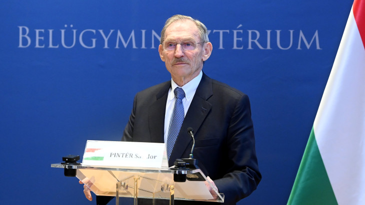 Újabb jutalmat jelentett be a rendvédelmi dolgozóknak Pintér Sándor