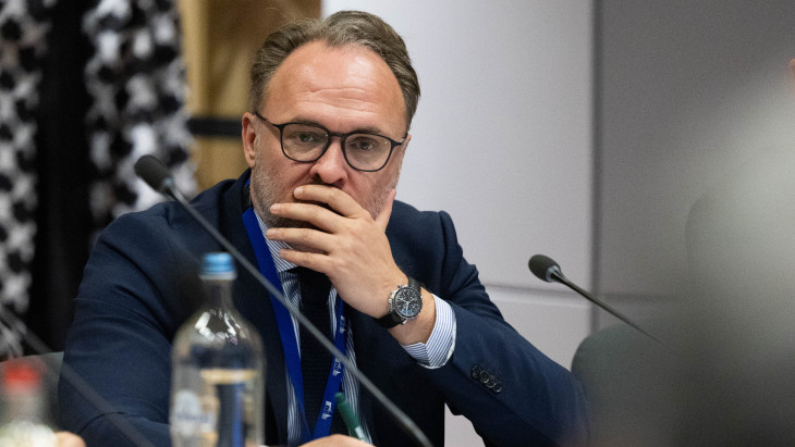 A magyar kormány bármikor felhívhat – üzente az Európai Bizottság biztosa Magyar Péteréknek