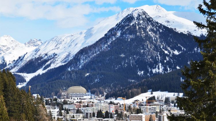 A davosi Világgazdasági Fórumon dől el az orosz-ukrán háború sorsa?