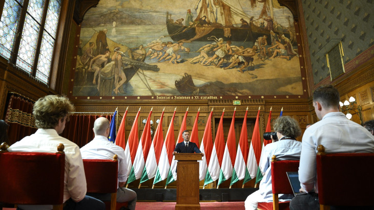 Tisza-kormány: indul a V4-csúcs Gödöllőn, sűrű nap vár a Parlamentre