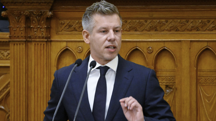 Rendkívüli bejelentés Magyar Pétertől: irányítottan süllyeszthetnek el hajókat Paksnál