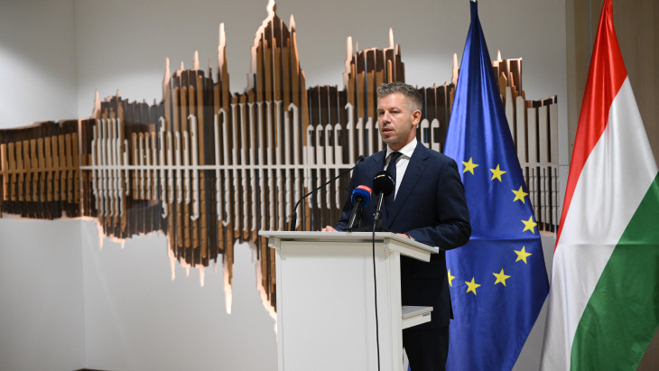 Tisza-kormány: véget ért a konfliktusos EU-csúcs, de a legnehezebb viták decemberre maradtak, miközben itthon sorra jönnek a feljelentések