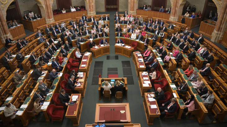 Tisza-kormány: lemondott Tótth András és a MEKH elnöke is, szerdán is ülésezik a parlament