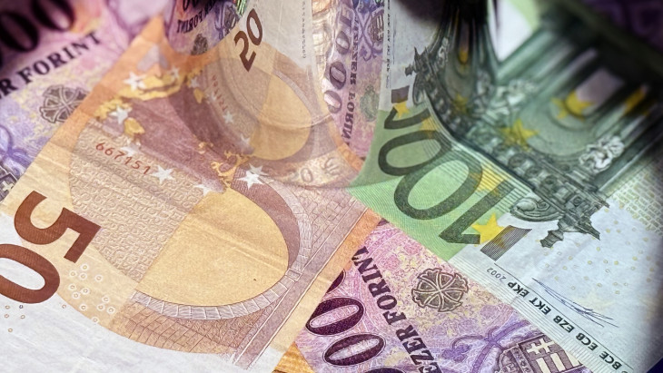 Gyengüléssel kezdi a hetet a forint az újabb vámháborús fenyegetések után