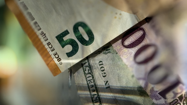 Ez vár a forintra az elkövetkező órákban – órákon belül jönnek a meghatározó hírek