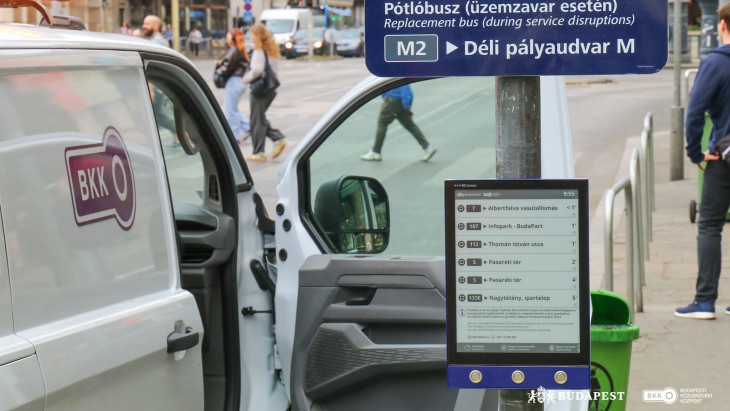 Okoseszközök lepik el a megállókat – Komoly újítást tesztel a BKK