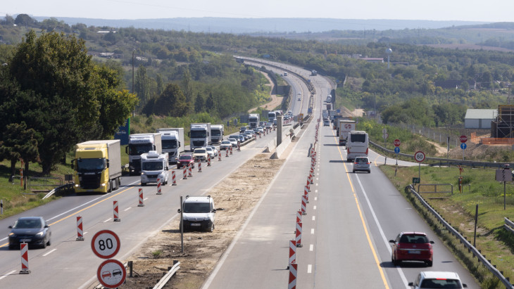 Hatalmas könnyebbség az autósoknak: kiderült, mikor vehetik birtokba az  M1-es biatorbgyi szakaszát