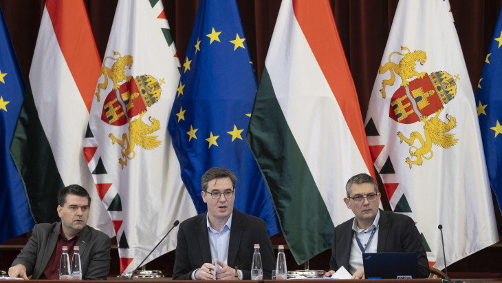 Kieső milliárdok, kamerák a hidakon, "Arany Hólapát díj" – sűrű napot zárt a Fővárosi Közgyűlés