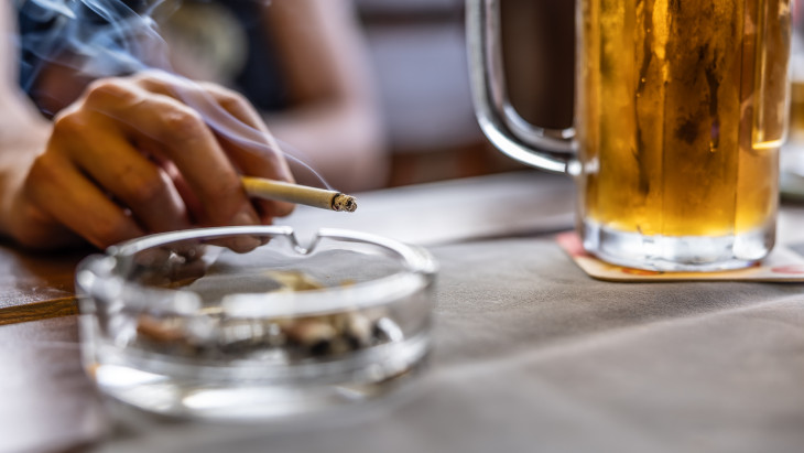 Végleges tilalom jöhet: egy egész generáció számára lehetetlenítenék el örökre ezt a népszerű káros szokást