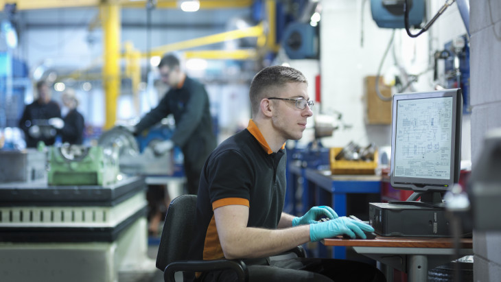 Megérkeztek a 2 millió forintos fizetések Magyarországra