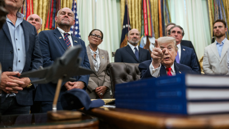 Pénteken lélegezhet fel a világgazdaság, Trump hatalmas ceremóniával köt békét Iránnal
