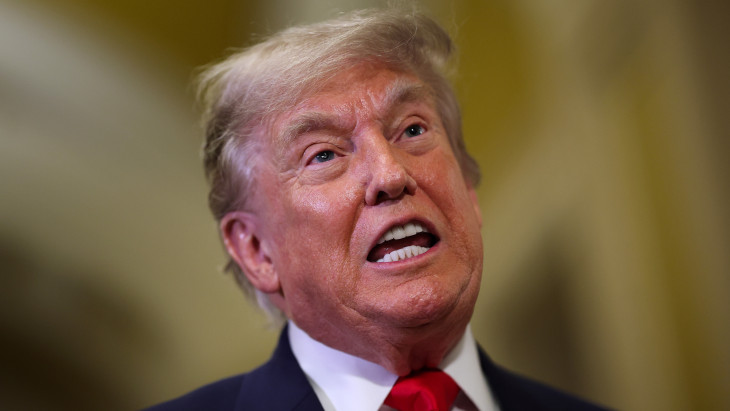100 százalékos vámokkal fenyegeti Trump az amerikai technológiai cégeket megadóztató európai országokat