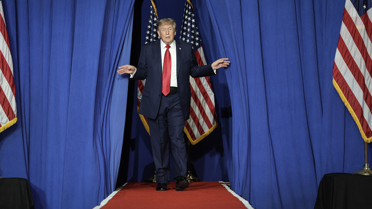 "Ezek istentelen kommunisták!" – Vörös veszedelmet kiált Trump, de a burritókba alelnöke szerint is belebukhat