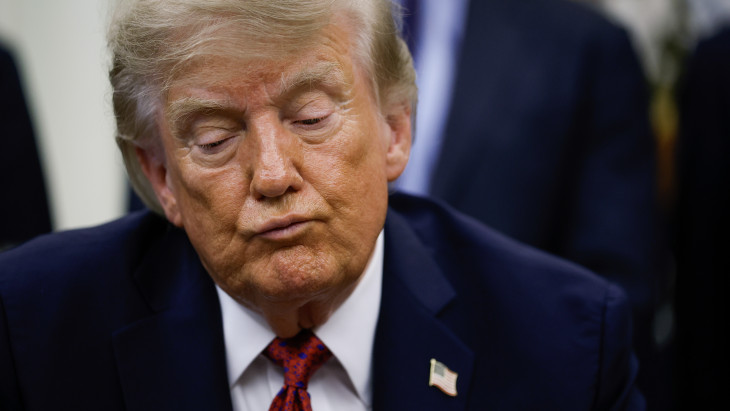 Történelmi mélypontra zuhant Trump támogatottsága,