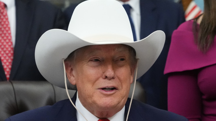 Példátlan helyzet: több százmillió dollárt zsebre rakna Donald Trump az adófizetők pénzéből?