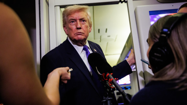 Trump bekeményít: 25 százalékos büntetővámmal nézhet szembe, aki üzletel a Közel-Kelet hatalmával