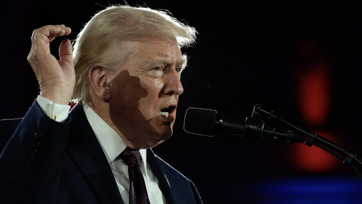 Trump megkongatta a vészharangot: az „őrült” rezsim hamarosan atomfegyverhez jut, azonnal lépni kellett