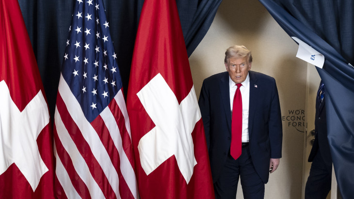 Zabolátlanul pörög a Trump-tornádó – Önként és dalolva eldobta az egyik leghatásosabb fegyverét Washington?