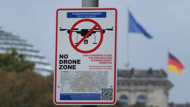 Sorra bénulnak le az európai repülőterek, katonai válaszra készül Európa vezető hatalma