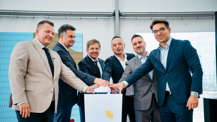 Beindult az ország legnagyobb hibrid erőműve, amit később szélerőművekkel bővítenének