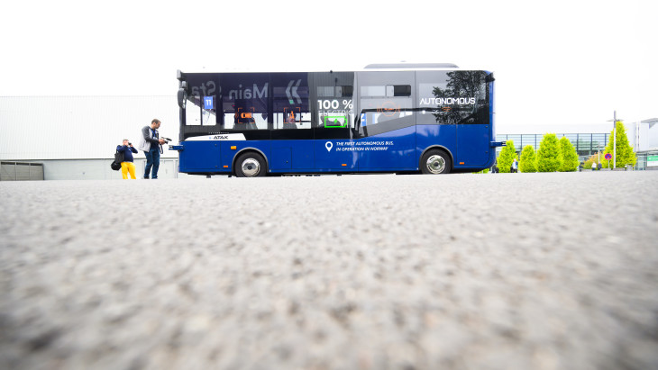 Felvételek: alig egy órát közlekedett egy új önvezető busz, máris balesetet szenvedett