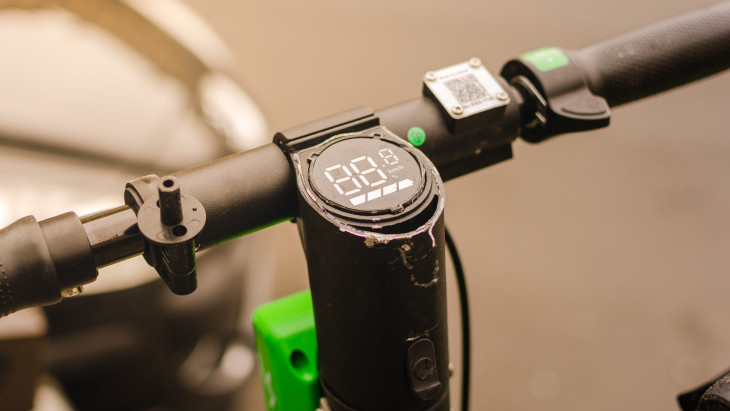 Lépnek az elektromos rollerekkel szemben: kötelező lesz az irányjelző, bukósisak, csengő és fényvisszaverő Ausztriában