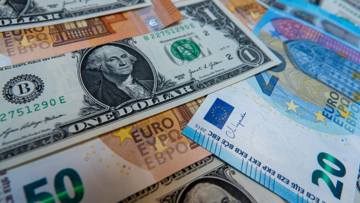 Másfél havi csúcsáról kezdi a hetet a forint, aztán jöhet a káosz