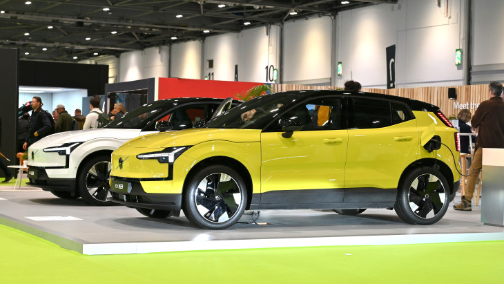 Akkumulátor hiba miatt tömegesen hív vissza autókat a Volvo