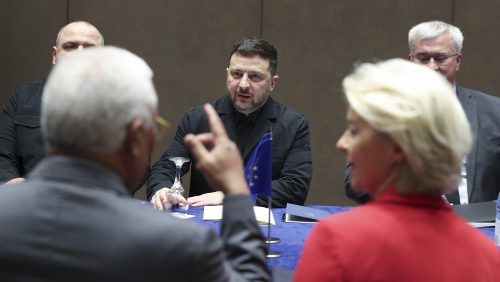 Már hétfőn útnak indíthatják az ukrán hitel első részletét