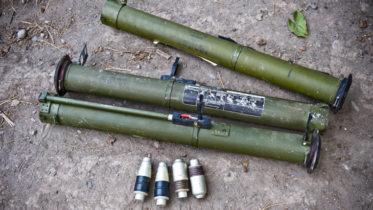 Illegális fegyverkereskedőket fogtak Kárpátalján – Páncéltörő rakétavetőt is csempészett egy munkácsi férfi