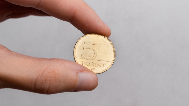 Erősödéssel indítja a hetet a forint