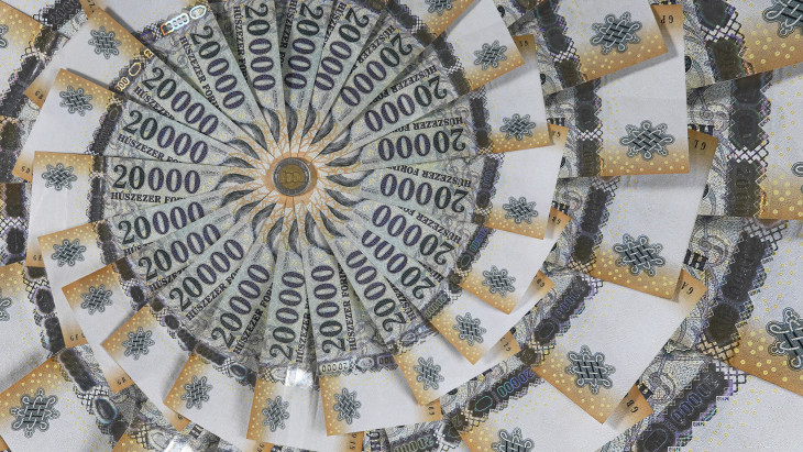 Új világ jön a forint számára a Tisza győzelmével