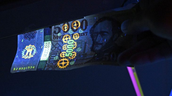 Nincs megállás, új két és féléves csúcsra húzták a forintot