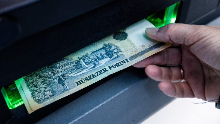 Látványos gyengülésben a forint, már hajnalban elindult a pofozkodás