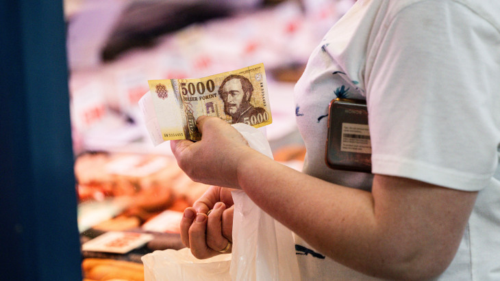Új csúcsra repült a forint, 350-nél az euró árfolyama