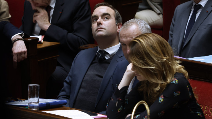 Franciaország a szakadék szélén: 13 szavazattal mentette meg magát a kormány, de a végső csata még hátravan