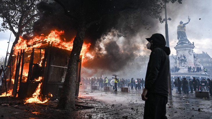 Jelentettek a francia titkosszolágatok: váratlan szövetség robbantotta ki a pusztító zavargásokat