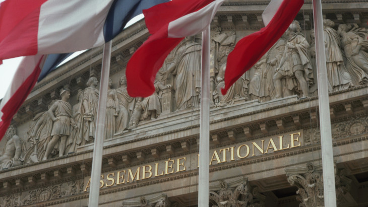 Túlélte az első bizalmatlansági szavazást a francia kormány