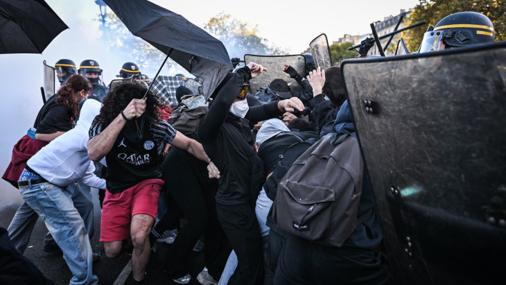 Könnygáz és vízágyúk az utcákon: előállítottak több száz rendbontót, a kormány kivezényel 3 ezer tanárt