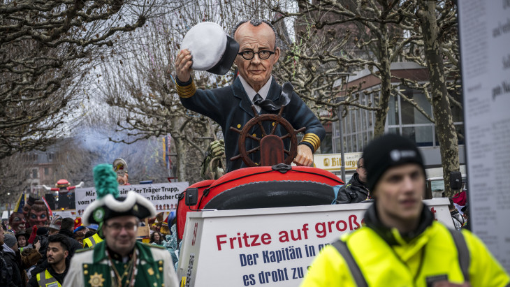 Végzetes lejtőre került Európa legerősebb vezetője, a szélsőjobb már dörzsöli a tenyerét