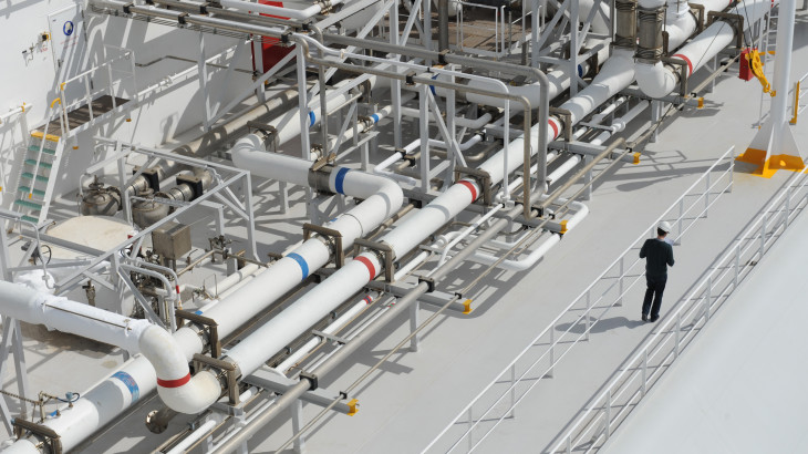 Amíg mindenki az energiakrízisre figyel, a küszöb alatt ömlik Európába az orosz LNG
