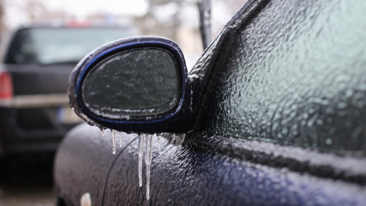 Narancs riasztást adtak ki az érkező ónos eső miatt