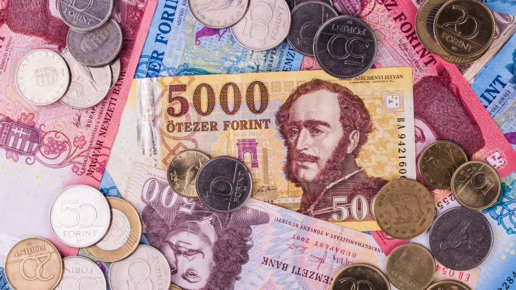 Fontos bejelentések mozgathatják ma a forintot