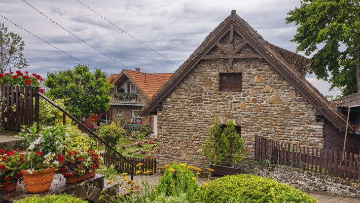 Közzétették a friss adatokat: megugrott a keresések száma, újra a családi házak kerültek fókuszba