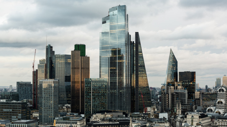 Hatalmas tranzakció a pénzügyi szektorban, 2500 milliárd dolláros vagyonkezelő születik