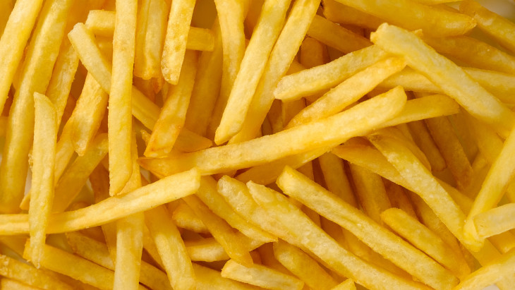 Sült krumplis zacskók borították be 75 centiméter vastagon a tengerpartot