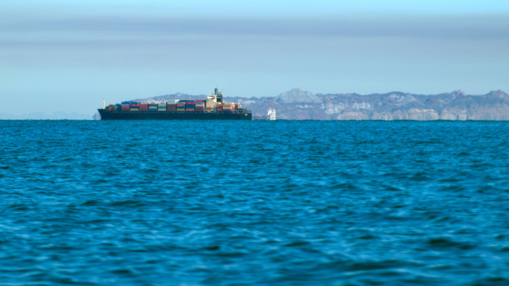 Kigyulladt tankerek és veszteglő hajók - sokkra készül a globális szállítmányozás