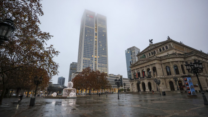 Majdnem megduplázta a profitját a bekebelezés előtt álló európai nagybank, drámai csata zajlik a háttérben